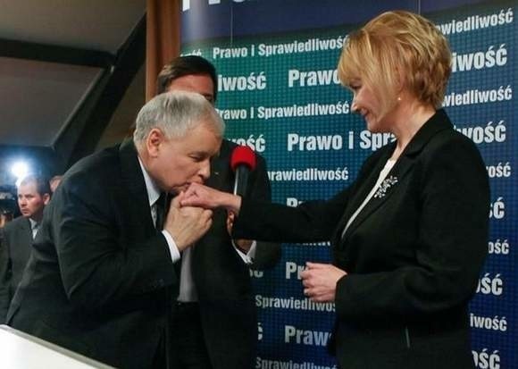 Posłanka Jolanta Szczypińska podczas wizyty Jarosława Kaczyńskiego w Słupsku.