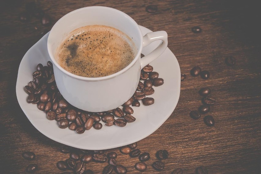 Kawa pobudza, poprawia koncentracje, pomaga w walce z bólem...