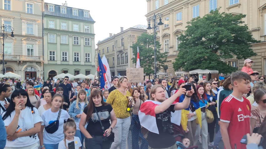 Kraków. "Stop terrorowi!": Setki osób protestowało na Rynku Głównym przeciwko rosyjskiej inwazji na Ukrainę [ZDJĘCIA]