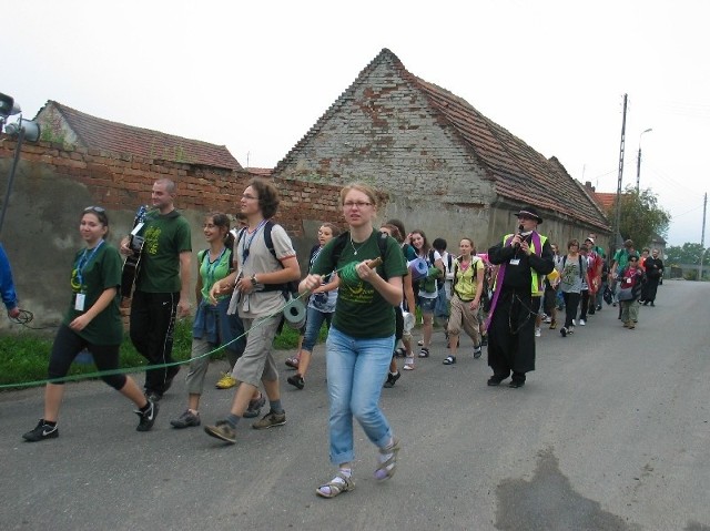 Pierwszy przystanek był we wsi szczyglice, kilka kilometrów za Głogowem. Jako jedna z pierwszych doszła grupa z parafii św. Klemensa. 