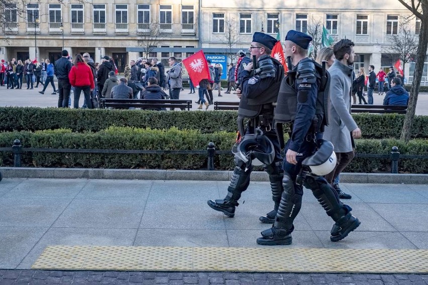 Kilkaset osób wzięło udział w Marszu Zwycięstwa, który w...