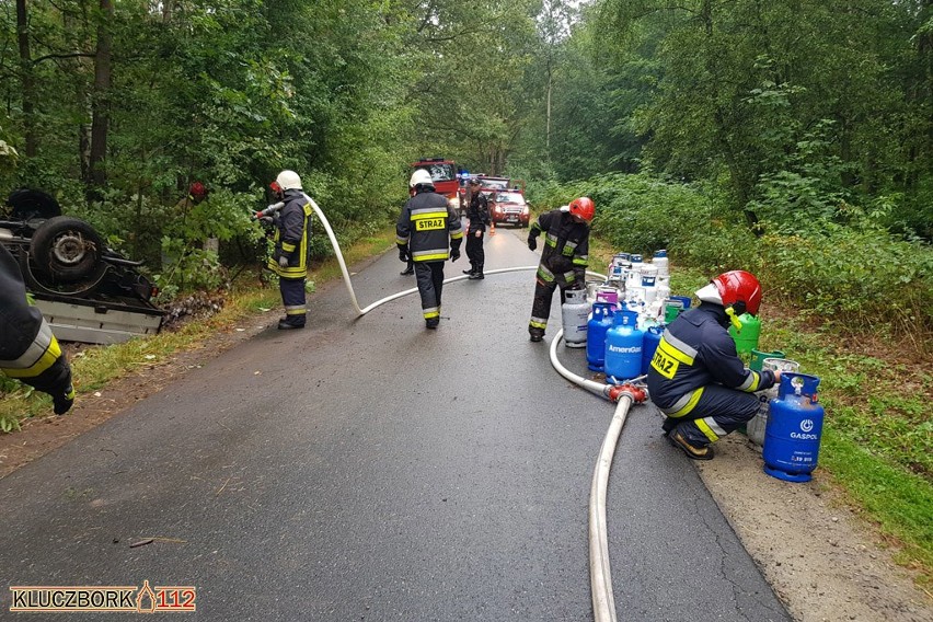 Wypadek samochodu dostawczego, przewożącego butle z gazem.