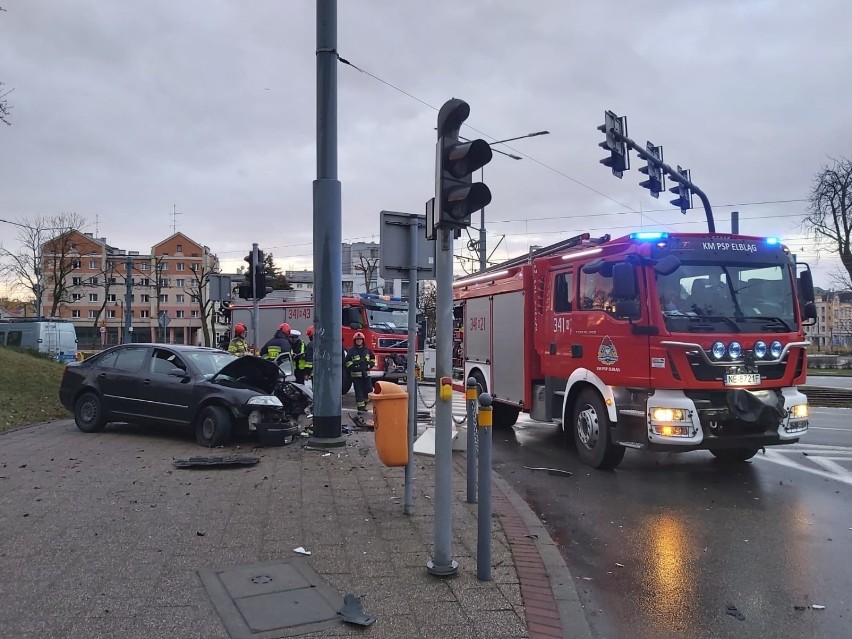 Szokujące nagranie wypadku w Elblągu! 19-latek dosłownie wyleciał z samochodu i to prawdopodobnie uratowało mu życie. Był pijany 23.02.2020