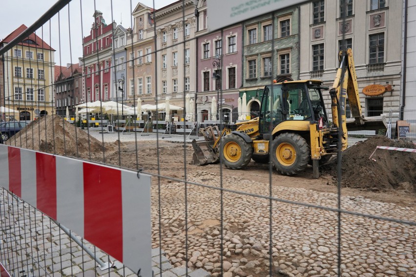 W pierwszych tygodniach prac pod obecną kostką brukową udało...