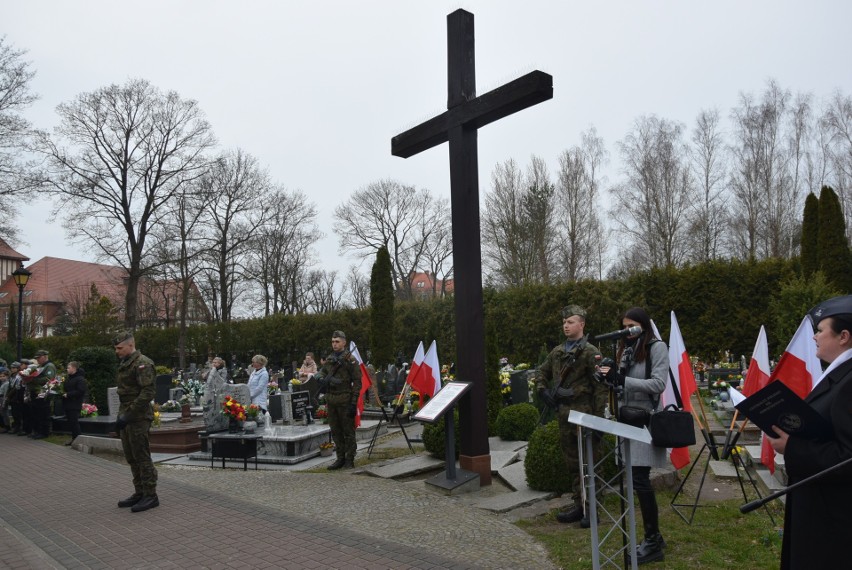Uroczystości przed Krzyżem Katyńskim na cmentarzu w Ustce