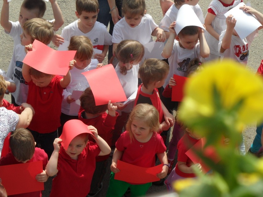 Bytom: Przedszkolaki ułożyły żywą flagę Polski [WIDEO i ZDJĘCIA]