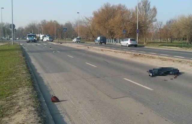 Miejsce drogowej tragedii na ulicy Szarych Szeregów w Radomiu. 18-latka zginęła na miejscu.