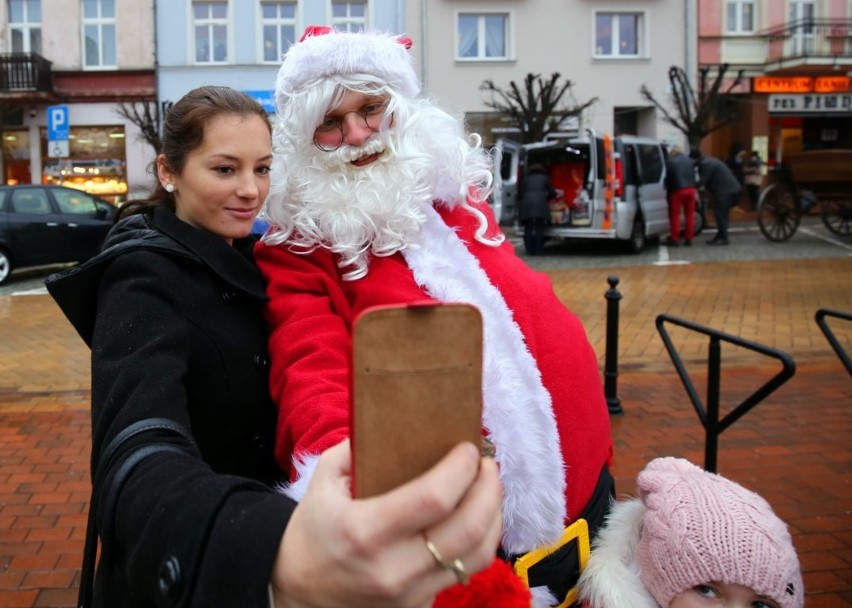 Gwiazdor odebrał prezenty i zawiózł je dzieciom w Zespole...