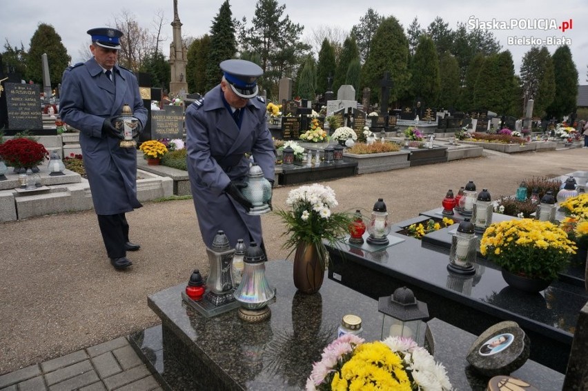Znicze na grobach zastrzelonych w Czechowicach policjantów i ofiar wojny ZDJĘCIA