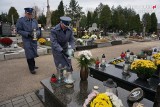Znicze na grobach zastrzelonych w Czechowicach policjantów i ofiar wojny ZDJĘCIA
