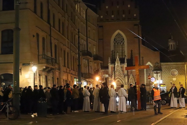Nocą przez Kraków przeszła tradycyjna Akademicka Droga Krzyżowa