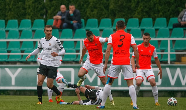 Piast Tuczempy (pomarańczowo-białe stroje) pokonał w meczu sparingowym Granicę Stubno