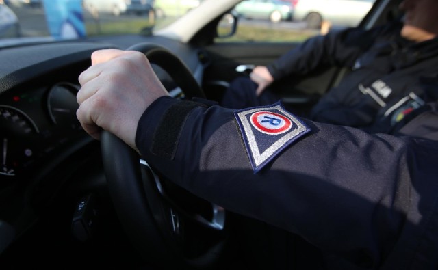 Policjanci z grupy specjalnej Speed podczas działań w czwartek po południu w Łodzi zatrzymali 15 praw jazdy kierowcom, którzy o ponad 50 km na godz. przekroczyli dopuszczalną prędkość. CZYTAJ DALEJ NA NASTĘPNYM SLAJDZIE
