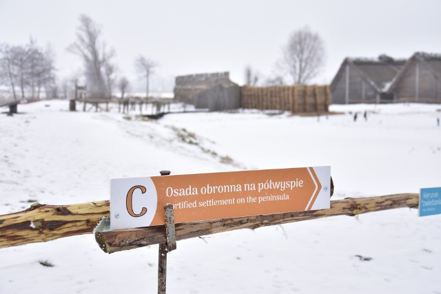 W osadzie na terenie Muzeum Archeologicznego w Biskupinie rozebrano wieżę bramną. Nowa ma pojawić się na wiosnę.