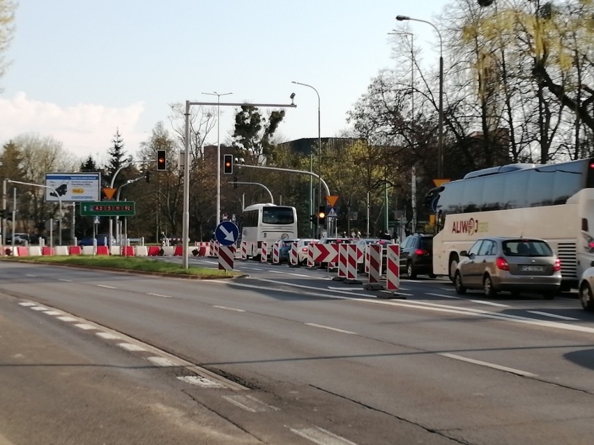 Przebudowa ronda Rataje wciąż generuje zmiany organizacji...