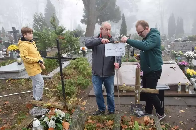 Kilkanaście tabliczek poświęconych ofiarom sowieckich mordów w powojennym Szczecinku i okolicach stanęło przy ich grobach na tutejszej nekropolii.