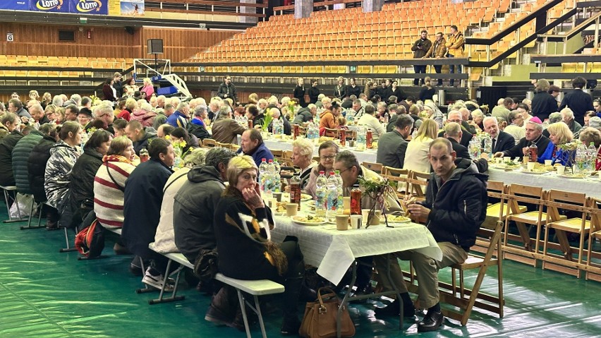 Śniadanie Wielkanocne w Tarnobrzegu. W Wielki Czwartek mieszkańcy spotkali się przy świątecznym stole, biskup poświęcił potrawy  