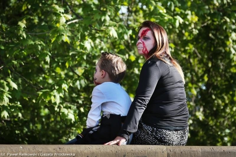 Zombie Walk we Wrocławiu. 300 osób przeszło w marszu żywych trupów (ZDJĘCIA)