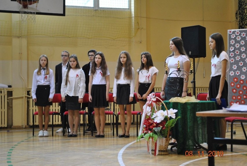 "Szkoła do hymnu" w naszym powiecie. Blisko 500 uczniów i przedszkolaków zaśpiewało w Szkole Podstawowej w Małogoszczu [WIDEO,ZDJĘCIA]