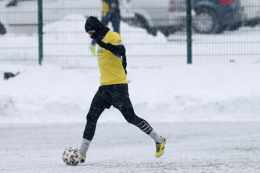 Piłkarskie kluby z Lubelszczyzny sparowały w zimowej aurze. Zobacz zdjęcia