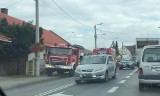 Dwa wypadki na DK 52. Utrudnienia po zderzeniu samochodów w Izdebniku. W Andrychowie kierowca wjechał w ścianę domu [ZDJĘCIA]