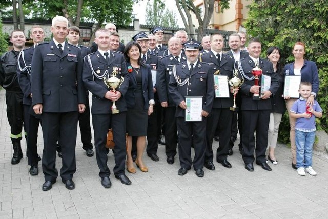 Oto nagrodzeni i organizatorzy plebiscytu na Strażaka Roku 2012.