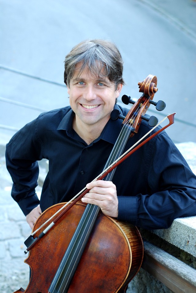 Kanadyjski wiolonczelista Jeremy Findlay wystąpi w Filharmonii