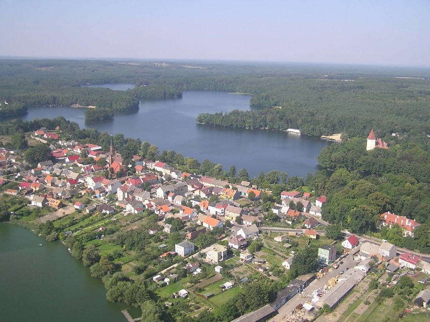 Lubniewice położone są pomiędzy jeziorami Lubiąż i Krajnik