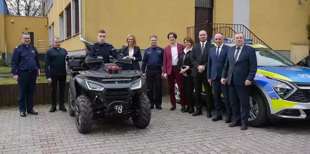 W Komendzie Powiatowej Policji w Kozienicach odbyło się uroczyste przekazanie dwóch pojazdów dla tej jednostki. Więcej zobacz na kolejnych slajdach >>>