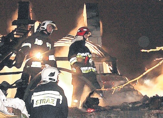 Nie dość, że ogień rozprzestrzeniał się bardzo szybko, to strażacy najpierw mieli problemy z dojazdem, a potem z uzupełnianiem wody.