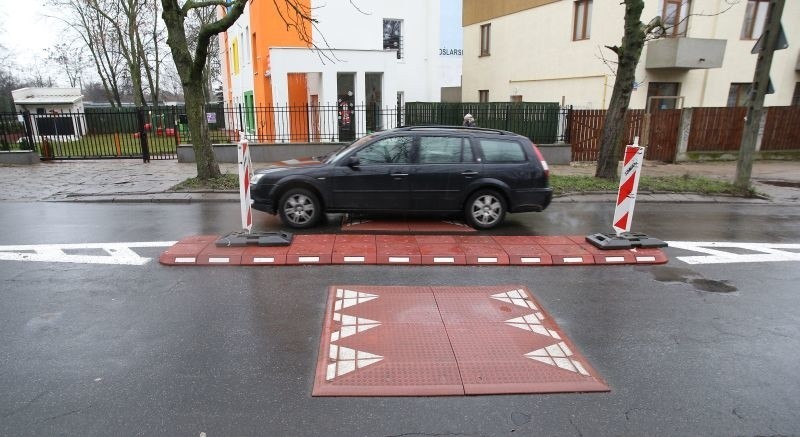 Poduszki spowalniające mają przyzwyczaić kierowców do jazdy...