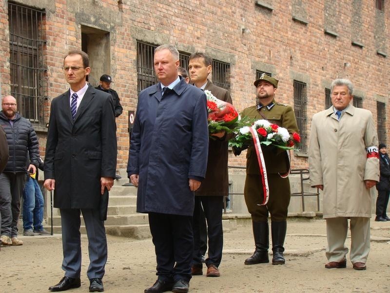 Oddali hołd polskim oficerom rozstrzelanym przez Niemców w KL Auschwitz [WIDEO]