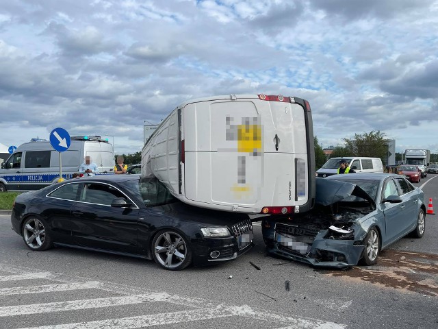 Wypadek na skrzyżowaniu Przemysłowej z Podmiejską w Ełku. Bus przewrócił się na dwie osobówki