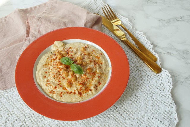 Hummus to proste danie pochodzące z kuchni żydowskiej i arabskiej. Kliknij w galerię, aby zobaczyć składniki.