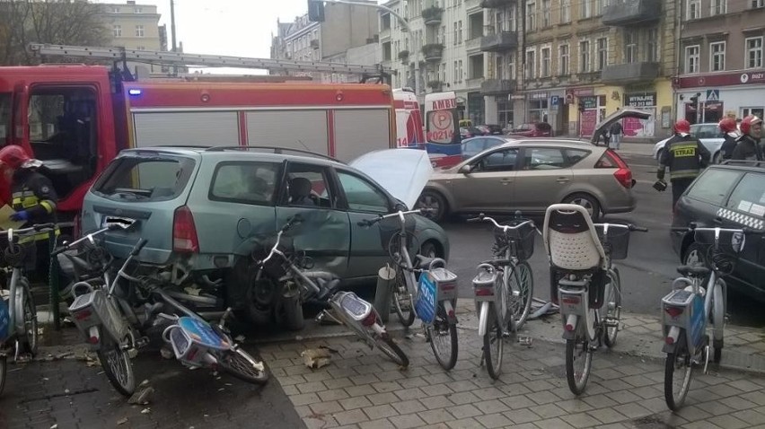 Wypadek na skrzyżowaniu Głogowska/Berwińskiego - jedna osoba została ranna [ZDJĘCIA]