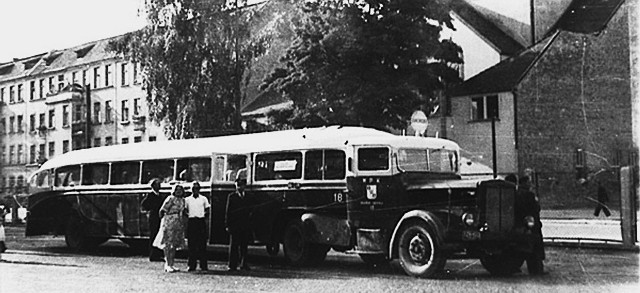 Colombina - mniejsza od dwóch pozostałych naczep, jednoosiowa. Ciągnik to na pewno nie Mercedes - ale czy Hanomag? Fot:Ze zbiorów Henryka Biangi