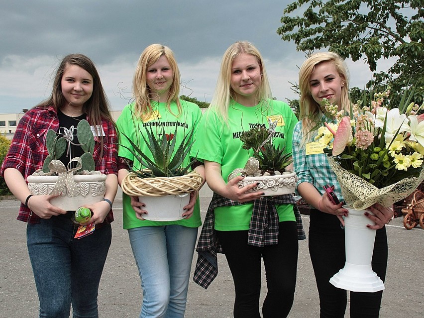 Kompozycje kwiatowe prezentują: Paulina, Magda, Marta i...