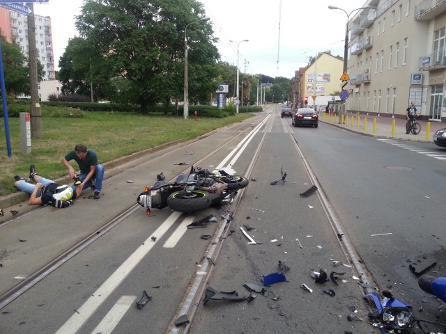 Zderzenie dwóch motocyklistów z samochodem w Gorzowie.