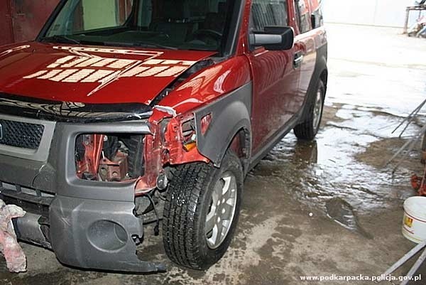 Honda ze zniszczoną karoserią, po zderzeniu ze znakami drogowymi.