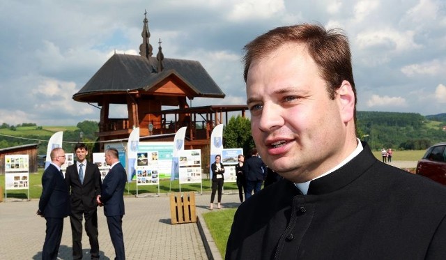 Ks. Marcin Kokoszka mówi, że parki miniatur cieszą się w Polsce dużą popularnością. Być może powstanie taki w okolicach ołtarza papieskiego w Starym Sączu.