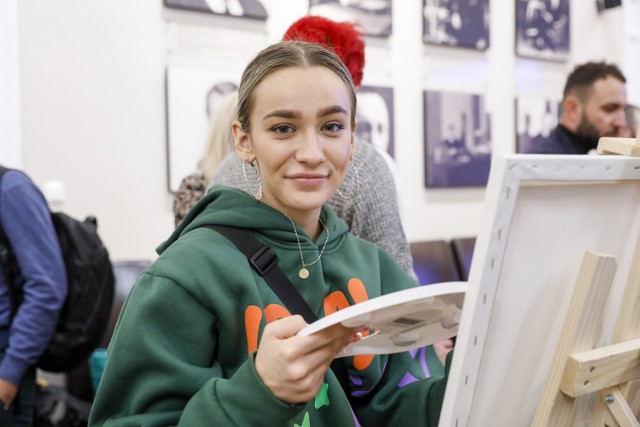 Zeszłoroczna maturzystka Fabienne Wiśniewska  od kilku lat przygotowywała się do egzaminów na warszawską Akademię Sztuk Pięknych i od października jest studentką wydziału graficznego. W rekrutacji startowało ponad tysiąc maturzystów, a uczelnia zagwarantowała jedynie sześćdziesiąt miejsc.