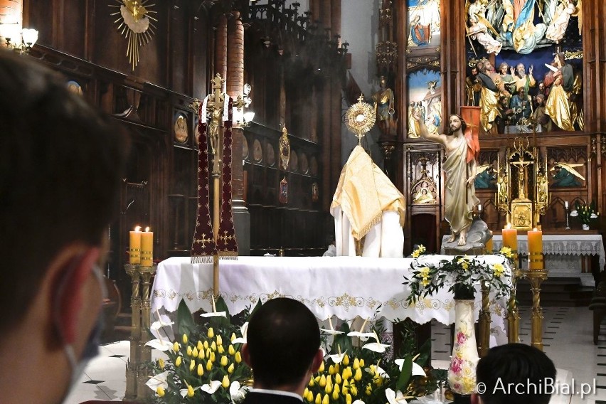 Wierni Kościoła katolickiego świętują dziś Niedzielę Zmartwychwstania Pańskiego