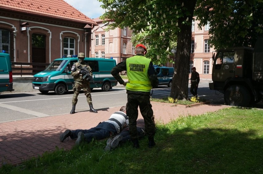 Na teren jednostki wtargnęli terroryści, którzy wykradli...