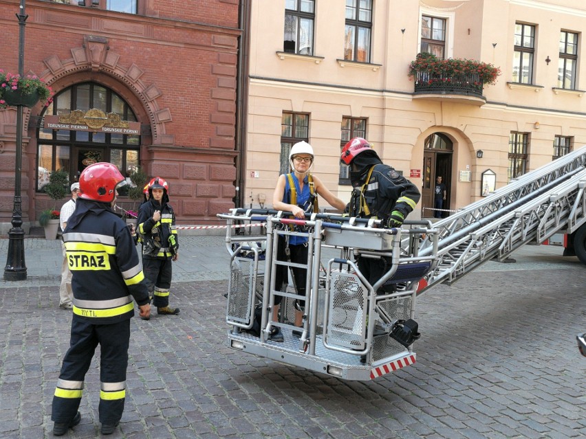 Fragmenty piaskowca spadły z zachodniej wieżyczki Dworu...