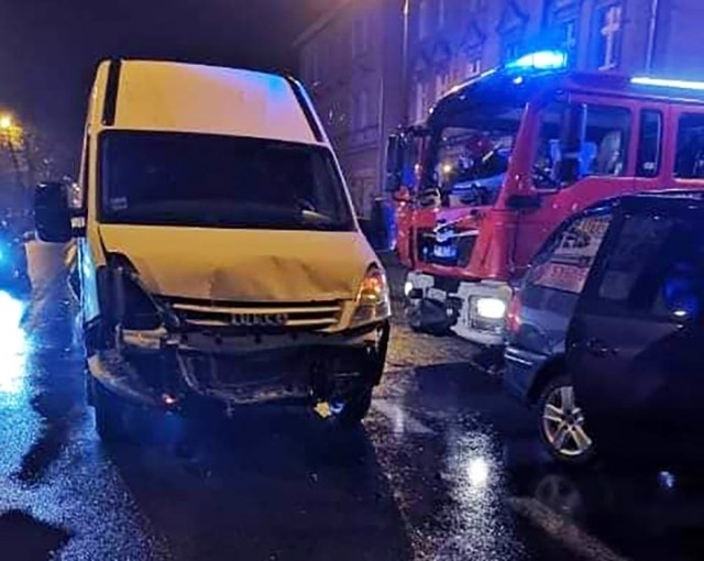 Do zdarzenia doszło w niedzielę, 3 listopada, na ul. Kasprzaka. Pijany Ukrainie uderzył w tył volkswagena.Na miejsce wypadku przyjechały służby ratunkowe. Jedna osoba z volkswagena została zabrana do karetki. Sprawca zdarzenia, kierowca busa jest kompletnie pijany. Ukrainiec został zabrany do radiowozu i tam zasnął. Nie był w stanie dmuchnąć w alkomat.WIDEO: Tir roztrzaskał się na S3