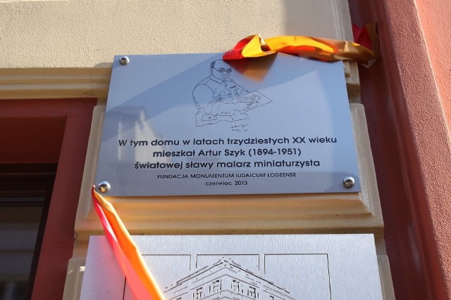 Artur Szyk ma swoją tablicę przy Więckowskiego 20 w Łodzi.