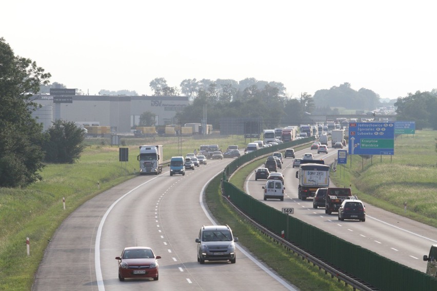 Koszmarny wypadek na A4. Pasażer uwięziony w samochodzie [ZDJĘCIA]