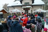 Mikołaj znów odwiedził dzieci z Olkusza. Spotkanie Świąteczne w Dolince na Osiedlu Młodych. Zobacz wideo