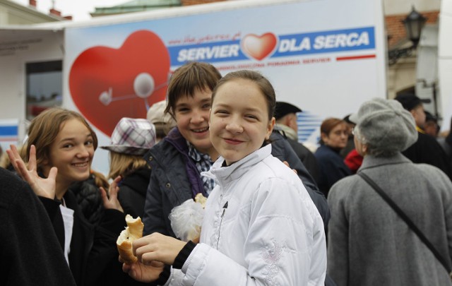 Kardiologiczna Poradnia Servier podróżuje po Polsce. Była także w Rzeszowie. Mieszkańcy mogli za darmo zmierzyć ciśnienie tętnicze krwi, poziom stężenia glukozy i cholesterolu, wykonać ocenę masy ciała (pomiar wskaźnika BMI) oraz EKG serca. Niektórzy musieli skorzystać z pomocy lekarza.