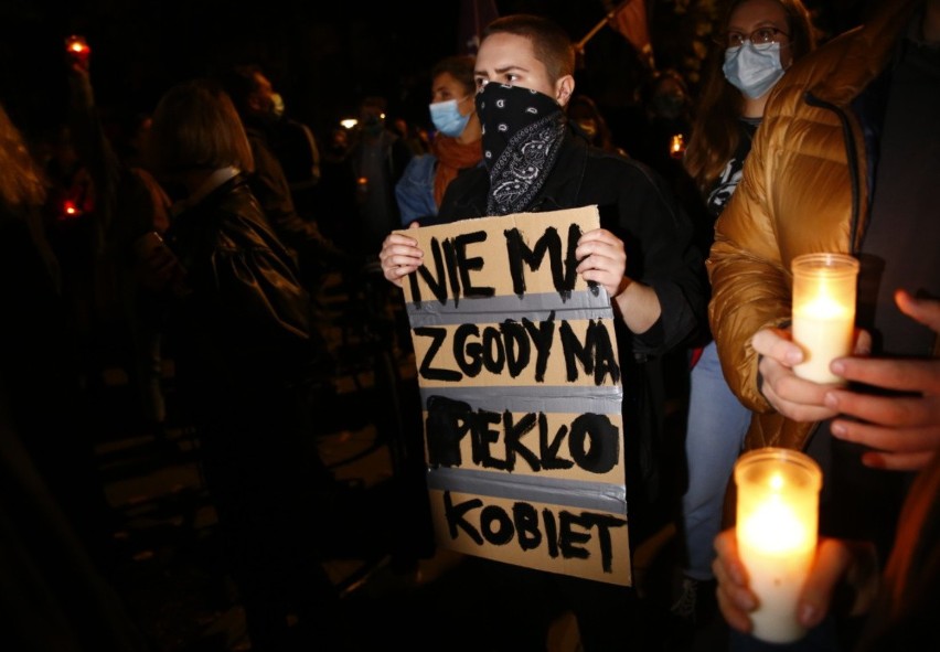 "Precz z Kaczorem dyktatorem". Kilkaset osób w nocy protestowało w rejonie domu Jarosława Kaczyńskiego. Policja użyła gazu